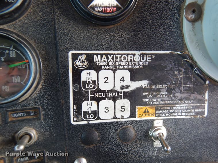 image for item IO9609 2001 Mack RD690S  semi truck