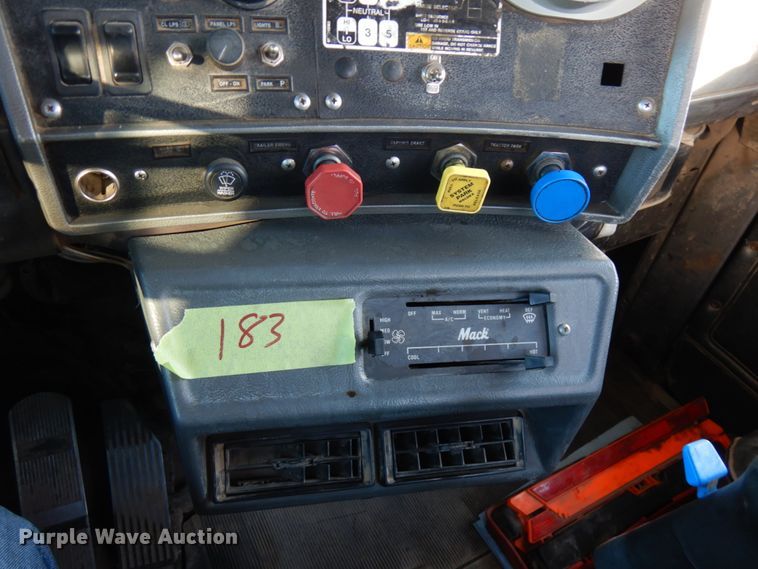 image for item IO9609 2001 Mack RD690S  semi truck