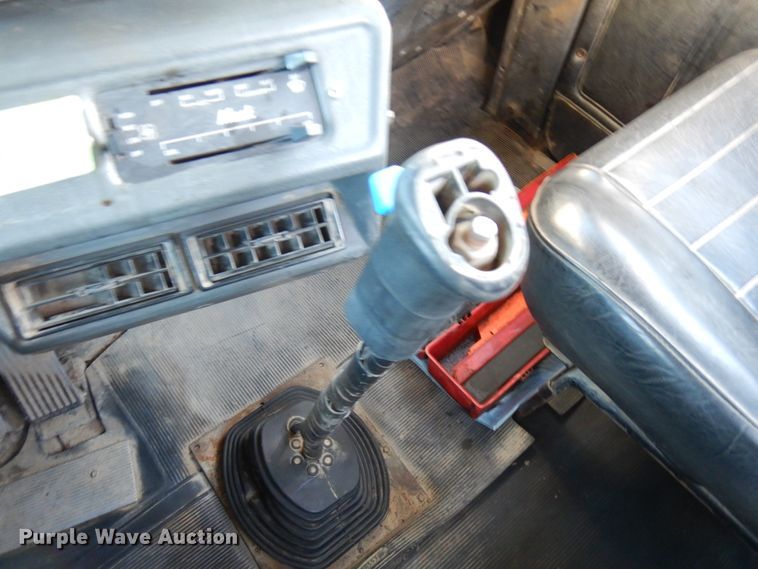 image for item IO9609 2001 Mack RD690S  semi truck