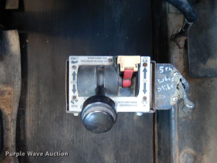 image for item IO9609 2001 Mack RD690S  semi truck