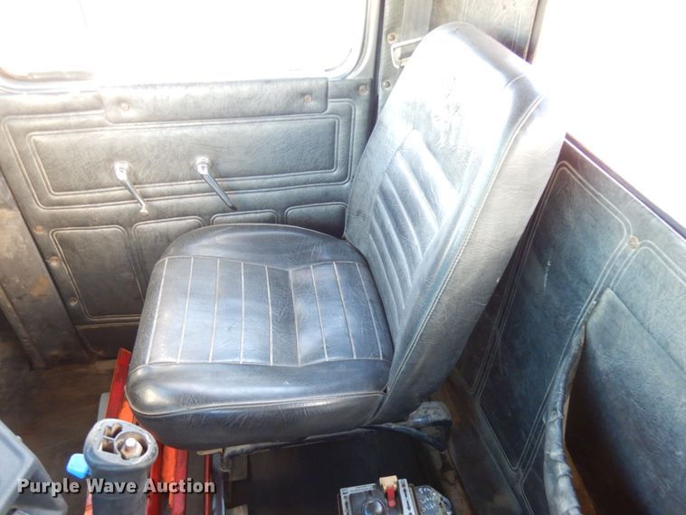 image for item IO9609 2001 Mack RD690S  semi truck