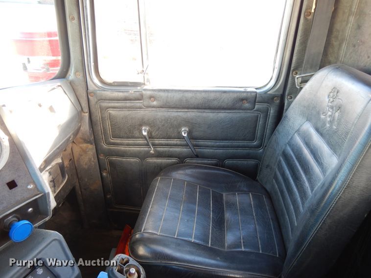 image for item IO9609 2001 Mack RD690S  semi truck