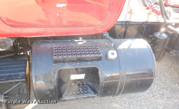 image for item IO9609 2001 Mack RD690S  semi truck