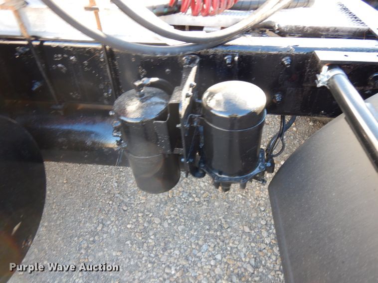 image for item IO9609 2001 Mack RD690S  semi truck