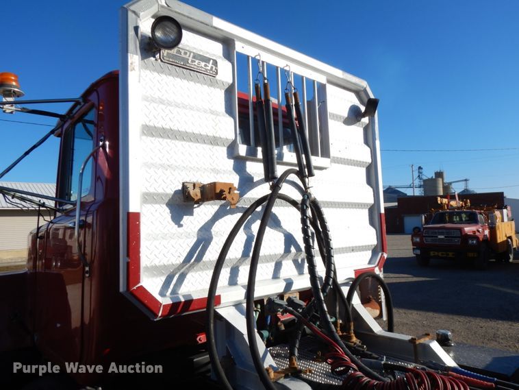 image for item IO9609 2001 Mack RD690S  semi truck