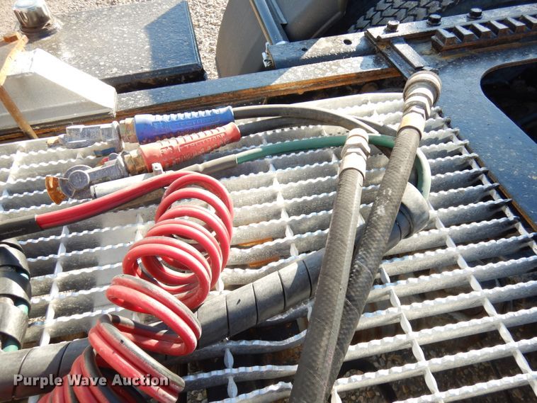 image for item IO9609 2001 Mack RD690S  semi truck