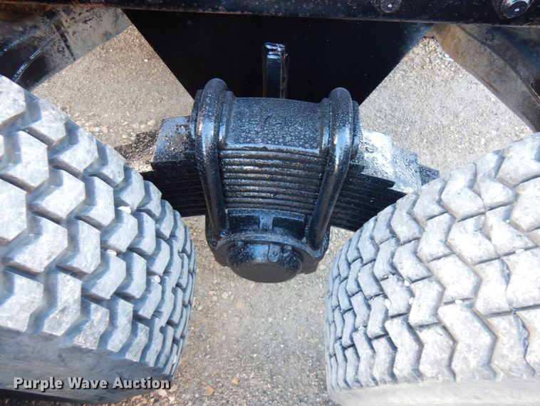 image for item IO9609 2001 Mack RD690S  semi truck