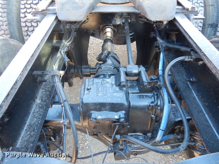 image for item IO9609 2001 Mack RD690S  semi truck