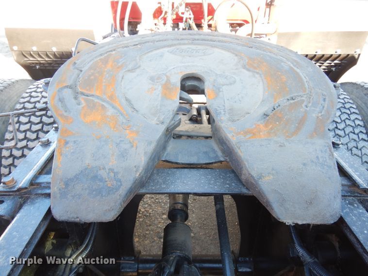 image for item IO9609 2001 Mack RD690S  semi truck