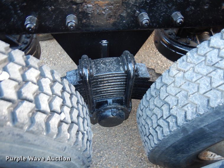 image for item IO9609 2001 Mack RD690S  semi truck