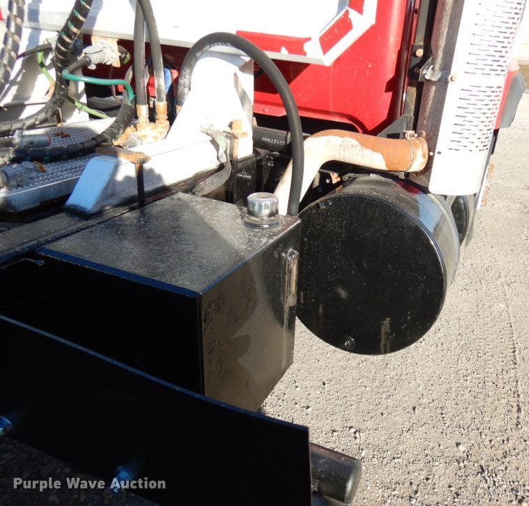 image for item IO9609 2001 Mack RD690S  semi truck