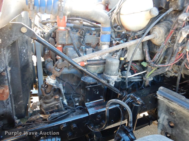 image for item IO9609 2001 Mack RD690S  semi truck