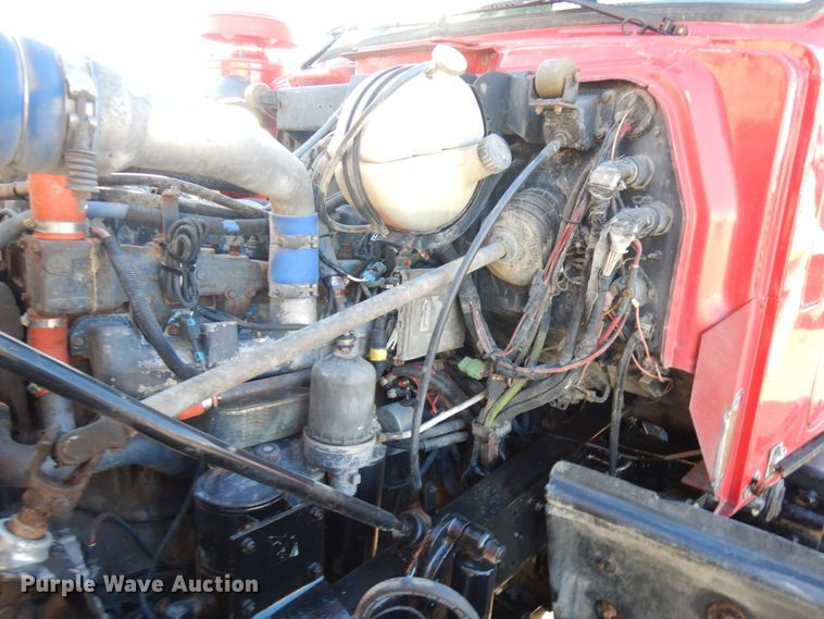 image for item IO9609 2001 Mack RD690S  semi truck