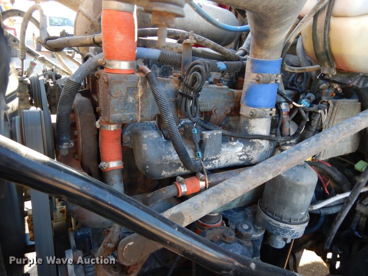 image for item IO9609 2001 Mack RD690S  semi truck