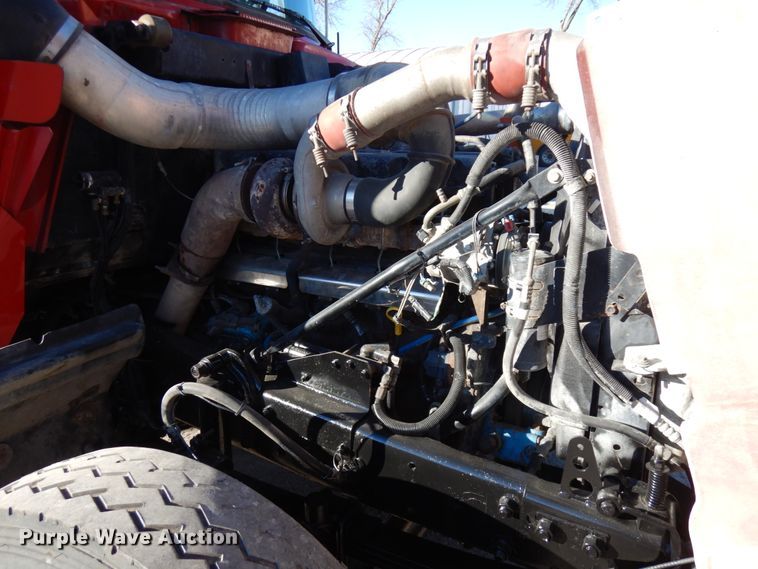 image for item IO9609 2001 Mack RD690S  semi truck