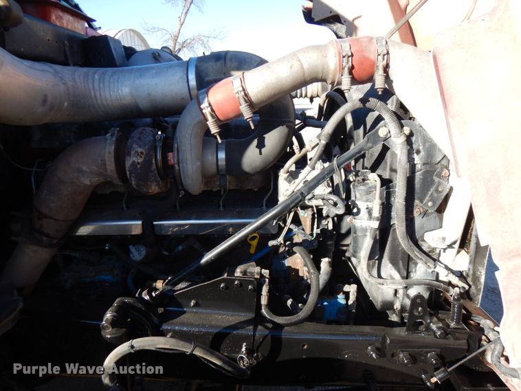 image for item IO9609 2001 Mack RD690S  semi truck