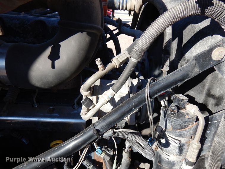 image for item IO9609 2001 Mack RD690S  semi truck