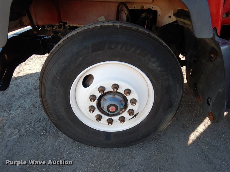 image for item IO9609 2001 Mack RD690S  semi truck