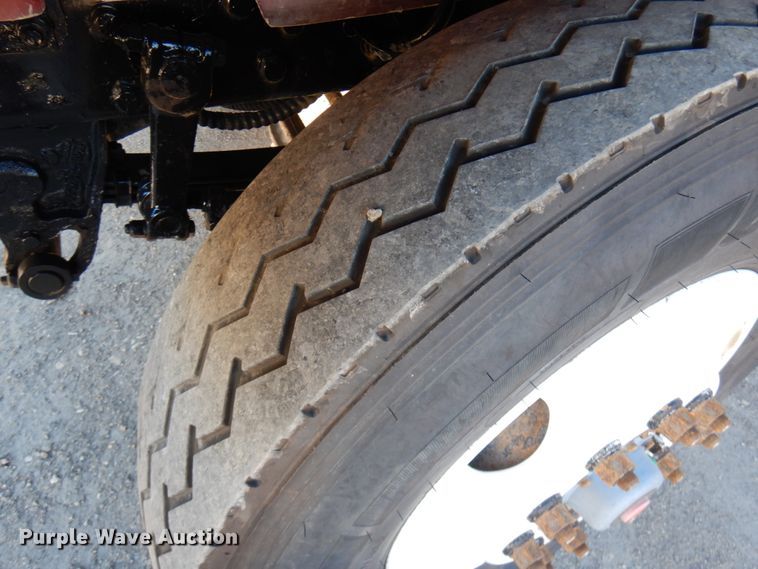 image for item IO9609 2001 Mack RD690S  semi truck