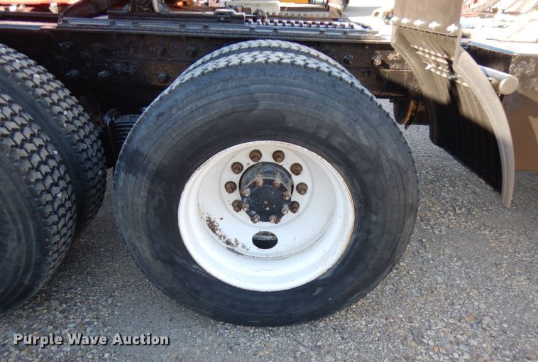 image for item IO9609 2001 Mack RD690S  semi truck