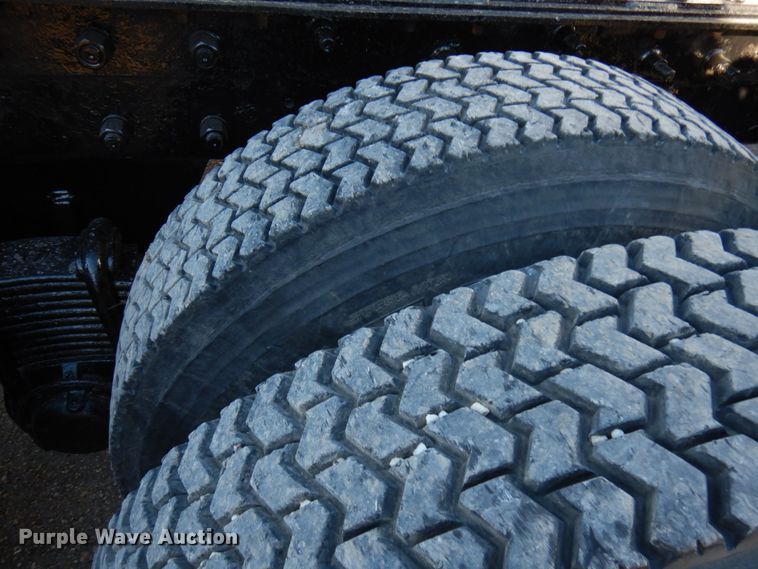 image for item IO9609 2001 Mack RD690S  semi truck