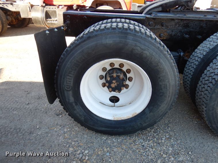 image for item IO9609 2001 Mack RD690S  semi truck