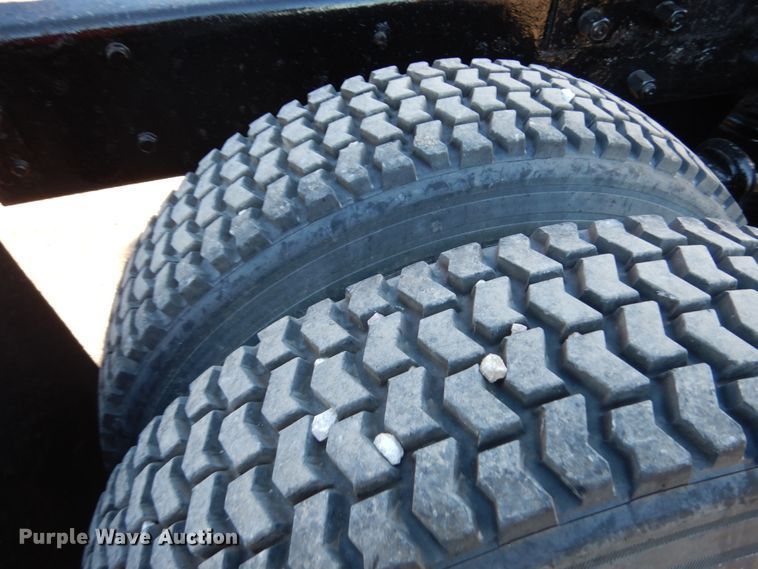 image for item IO9609 2001 Mack RD690S  semi truck