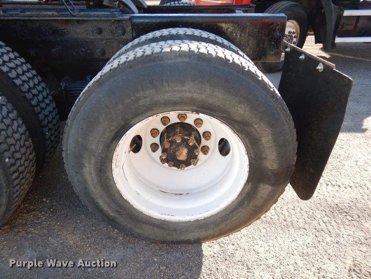 image for item IO9609 2001 Mack RD690S  semi truck