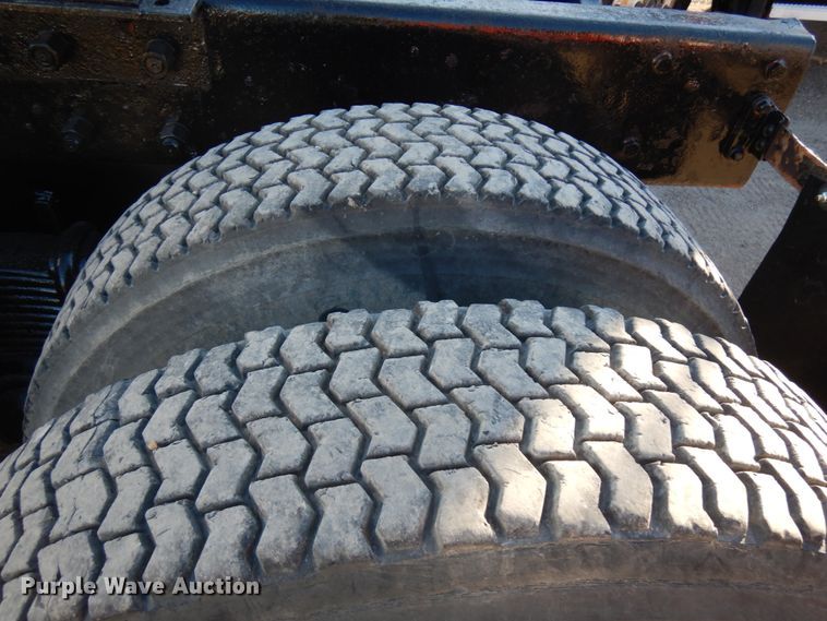 image for item IO9609 2001 Mack RD690S  semi truck