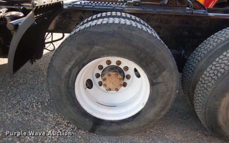 image for item IO9609 2001 Mack RD690S  semi truck