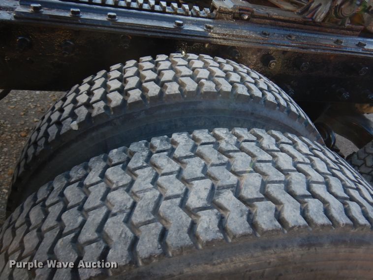 image for item IO9609 2001 Mack RD690S  semi truck