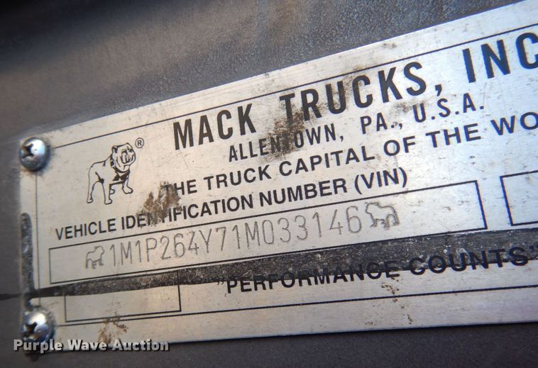 image for item IO9609 2001 Mack RD690S  semi truck