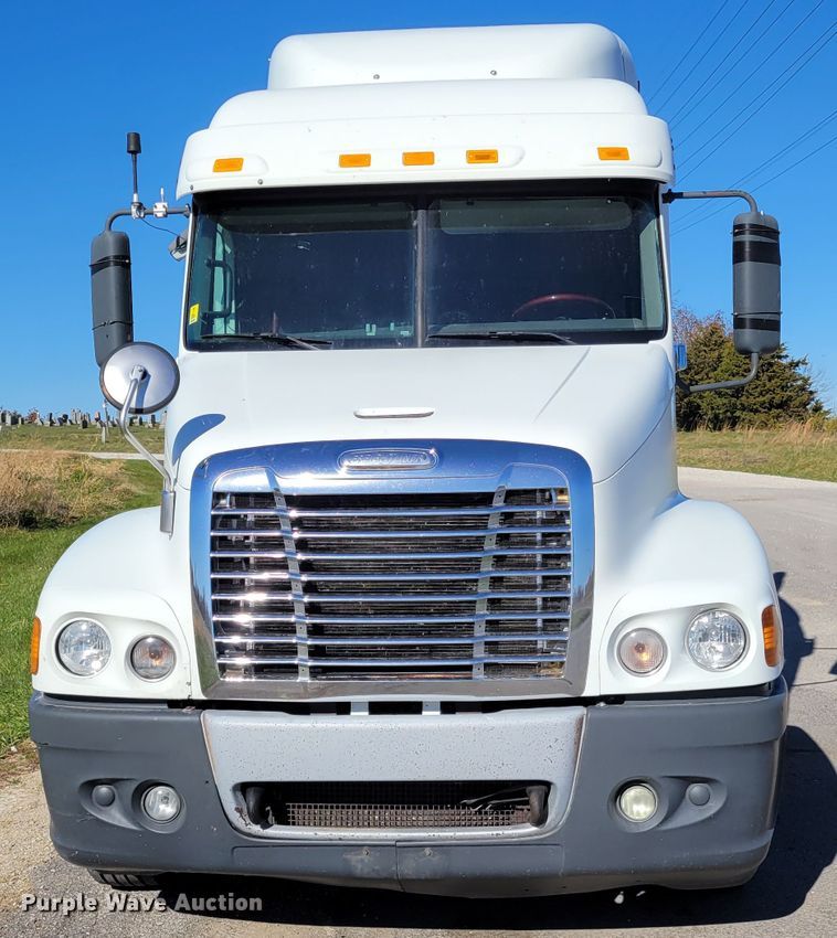 image for item IV9606 2005 Freightliner Century Class ST120  semi truck