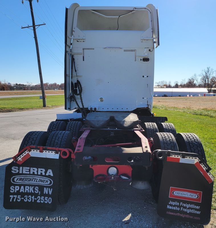 image for item IV9606 2005 Freightliner Century Class ST120  semi truck