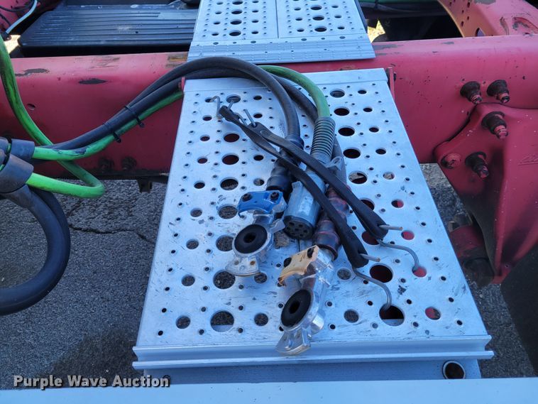 image for item IV9606 2005 Freightliner Century Class ST120  semi truck