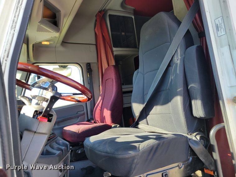 image for item IV9606 2005 Freightliner Century Class ST120  semi truck