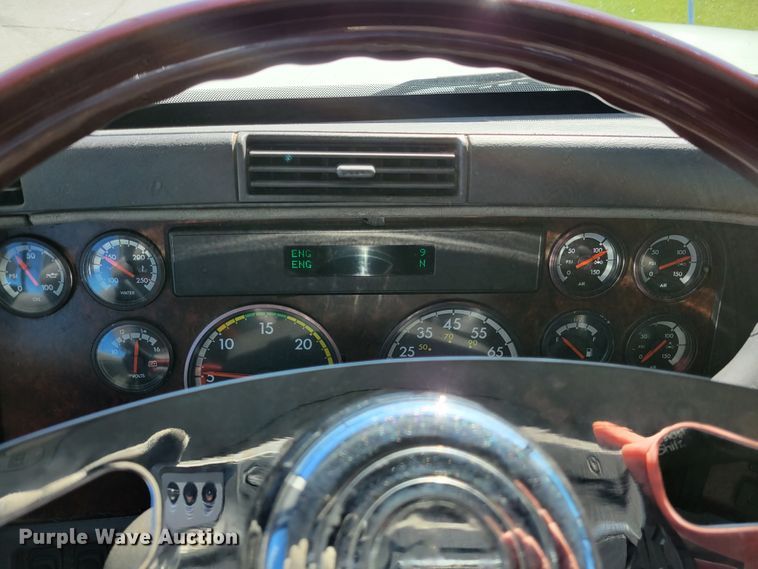 image for item IV9606 2005 Freightliner Century Class ST120  semi truck