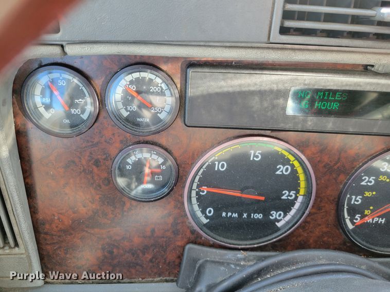 image for item IV9606 2005 Freightliner Century Class ST120  semi truck