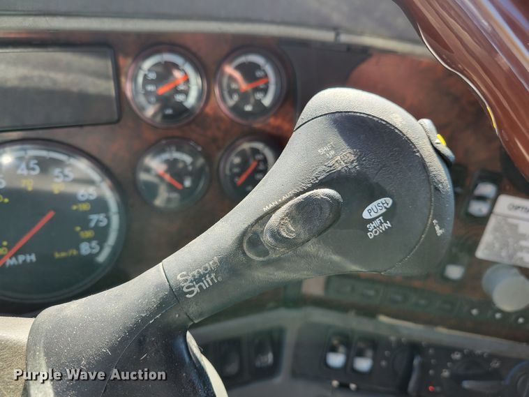 image for item IV9606 2005 Freightliner Century Class ST120  semi truck