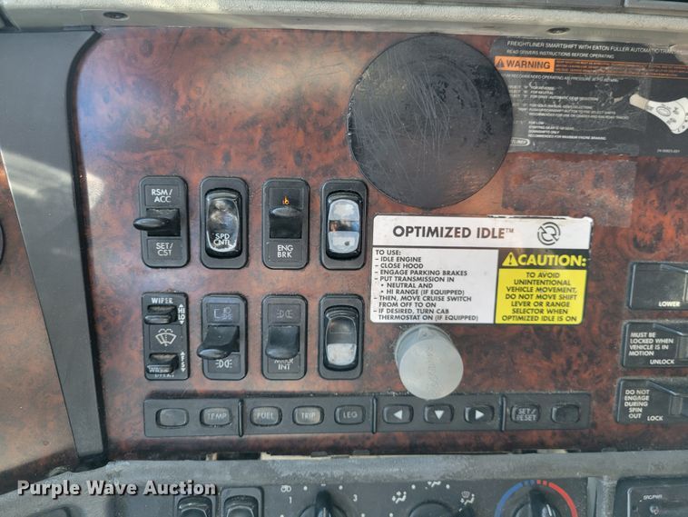 image for item IV9606 2005 Freightliner Century Class ST120  semi truck