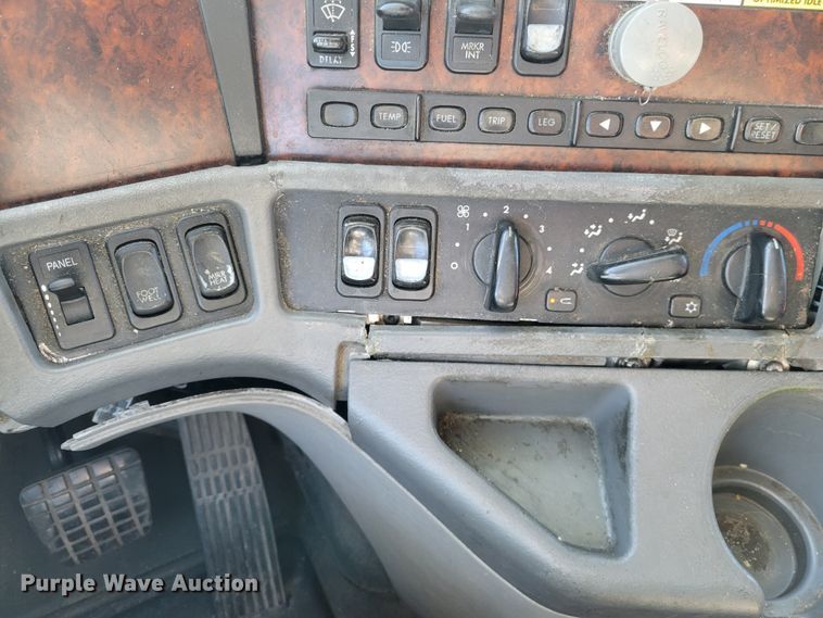 image for item IV9606 2005 Freightliner Century Class ST120  semi truck