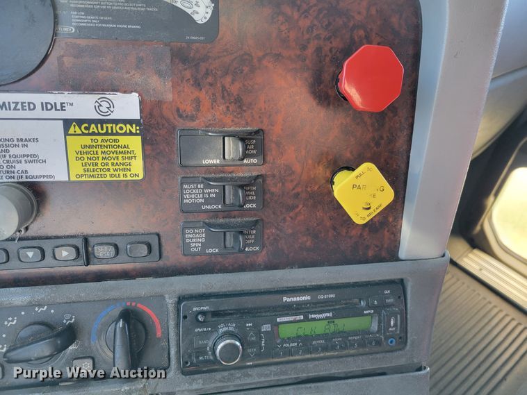 image for item IV9606 2005 Freightliner Century Class ST120  semi truck