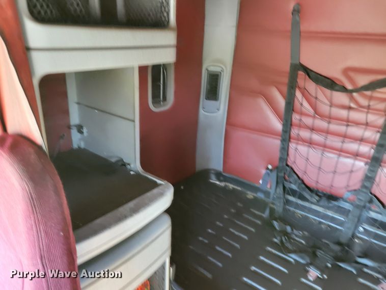 image for item IV9606 2005 Freightliner Century Class ST120  semi truck