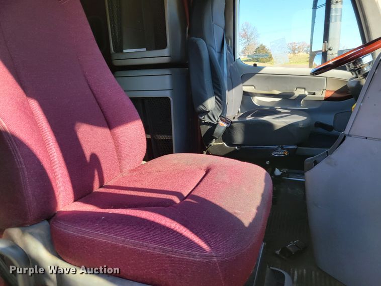 image for item IV9606 2005 Freightliner Century Class ST120  semi truck