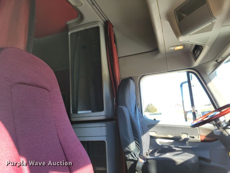 image for item IV9606 2005 Freightliner Century Class ST120  semi truck