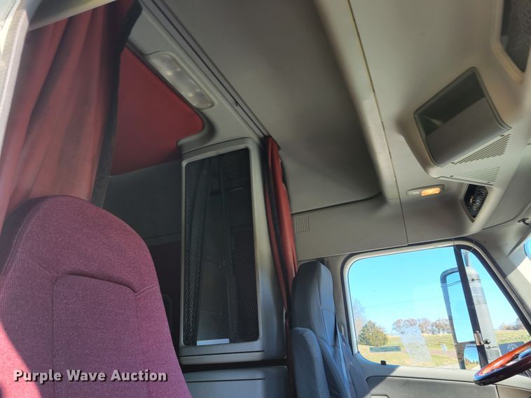 image for item IV9606 2005 Freightliner Century Class ST120  semi truck