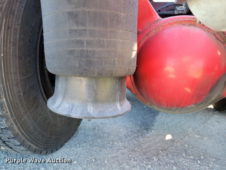 image for item IV9606 2005 Freightliner Century Class ST120  semi truck