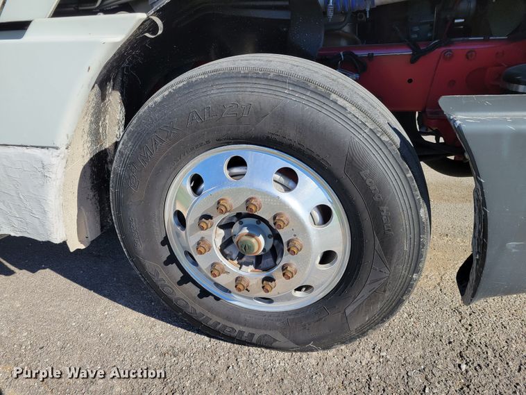 image for item IV9606 2005 Freightliner Century Class ST120  semi truck