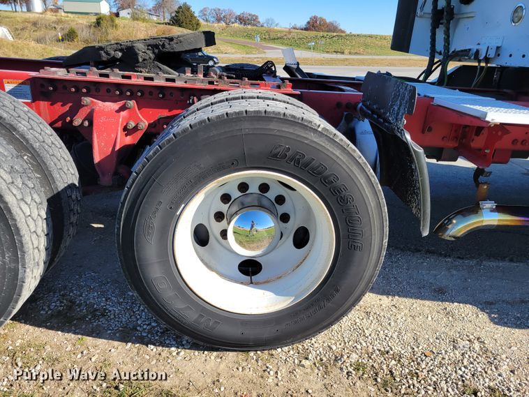 image for item IV9606 2005 Freightliner Century Class ST120  semi truck