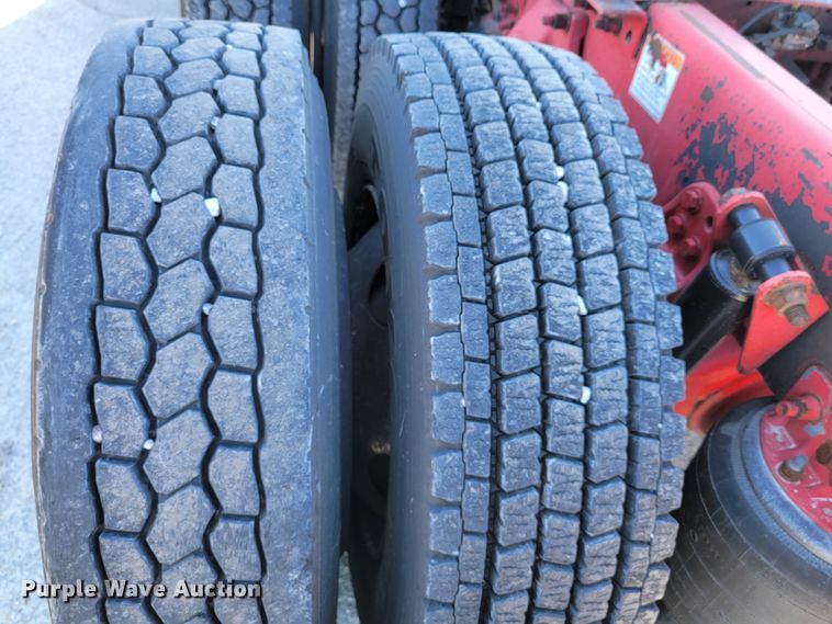 image for item IV9606 2005 Freightliner Century Class ST120  semi truck